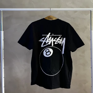 Stussy 8ball tröja - En svart stussy 8ball tisha i storlek medium. 