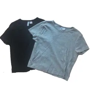 En grå och en svart vanlig (lite kortare) t-shirts från H&M.  Den svarta är storlek L och den gråa är i storlek S men båda känns som S.  Knappt använda. 