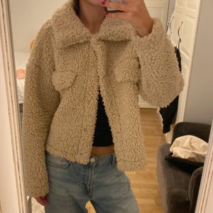 Teddy jacka Gina Tricot - Säljer min supermysiga teddyjacka från Gina Tricot💕