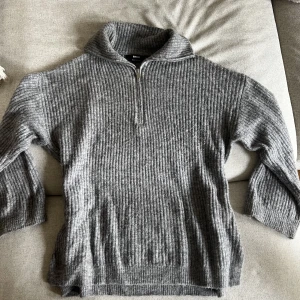 Tunnare stickad tröja - Säljer den här stickade tröjan som är lite tunnare, jätte skönt material ”Wool blend” från Bikbok🤍 Lite längre i passformen med en liten slits på båda sidorna. Säljes då den inte kommer till användning längre💕Strl xs men passar även S & M🩷