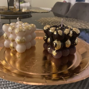 Handgjorda designljus  - Ljusen finns i fler färger och former och säljs från 50 kr st. De är handgjorda och gjorda på vegansk vax. Vissa gjorda på gjutmassa. 