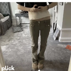 Gröna jeans  - Säljer dessa populära hm cargo byxor. Jätte bra skick och jätte fina 💞💞