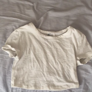 Vit crop top  - Vit crop top ifrån h&m, toppen sitter tajt på