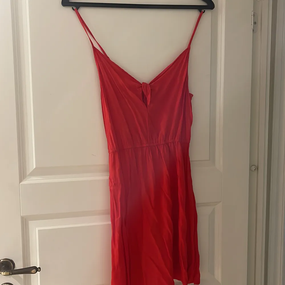 Röd kläning i mycket bra skick . Klänningar.