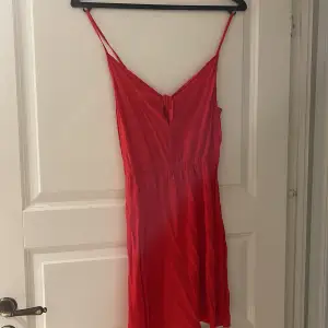 Röd kläning i mycket bra skick 
