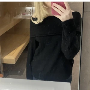 Stickad tröja - Säljer denna stickad off-shoulder tröja ifrån hm. Är i gott skick! Bilden är lånad🩷🩷🩷