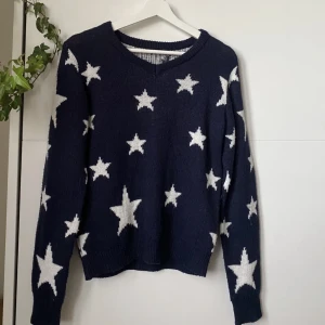 Stickad tröja💙 - Obs, andra bilden är lånad💖 Så fin stickad tröja med stjärnor, knappt använd!💗 Är lite mindre i storleken så skulle säga XS-S!❤️‍🔥 Hör av dig för frågor eller fler bilder!💘