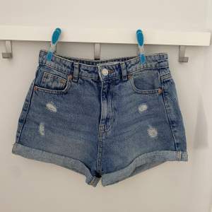 Jeansshorts med slitningar