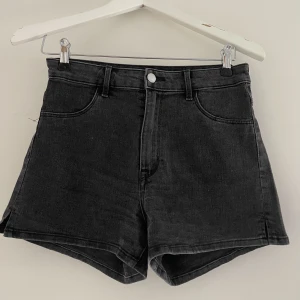 Svarta jeans shorts  - Jättefina jeans shorts från H&M, använda fåtal gånger men så gott som nya 