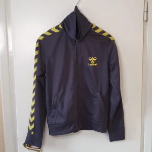 Zip Tröja - Har ett pyttelitet märke som knappt syns (bild 3) 