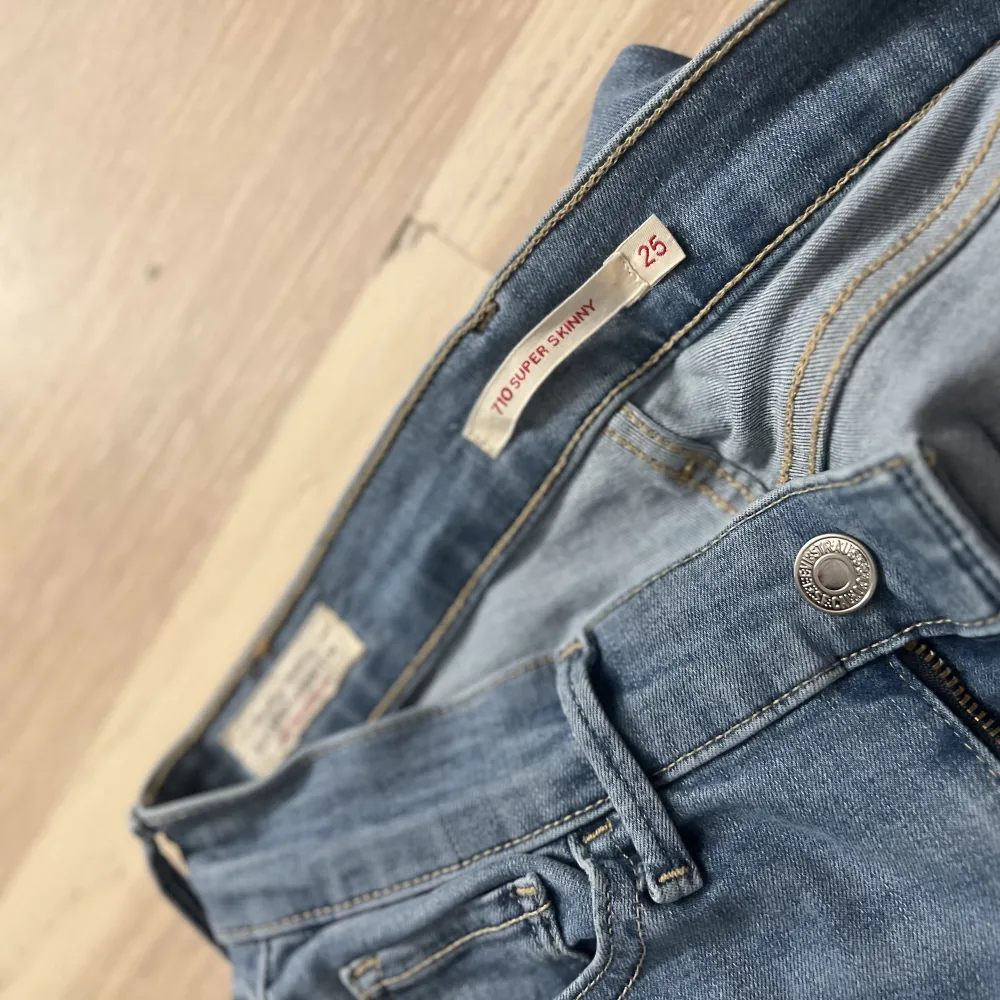 Ett par jeans från Levis i modell 710. Passformen är super skinny och jeansen är låga i midjan. Fint skick!  Storlek 25 Benlängd 30. Jeans & Byxor.