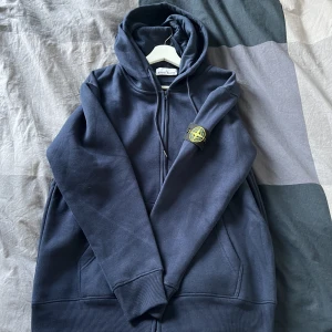 Stone island zip hoodie  - Stone island zip hoodie. Använd två gånger, precis som ny. Pm för fler frågor!