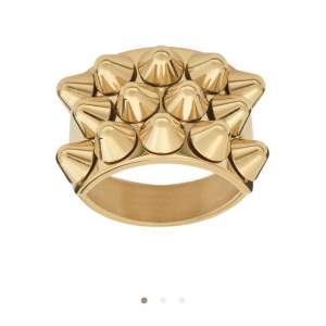 ⭐️ Säljer den populära edbladringen ”peak ring”. Säljer då jag bara använder silver! Ringen är storlek 16.00. Ringen är i nyskick! (Köpt i Augusti) Nypris - 399 kr