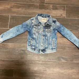 Jeansjacka  - Jätte fin jeansjacka för barn i bra skick.