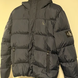 Calvin Klein Jeans Dunjacka - Calvin Klein jeans essential dunjacka i storlek S. 8/10 skick, använd en vinter.  Skicka för fler bilder