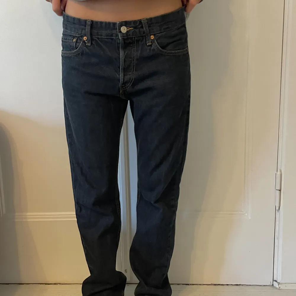 Skit coola vintage jeans👊🏽💙  Dessa lowrise sitter så sjukt bra på i princip alla, . Jeans & Byxor.