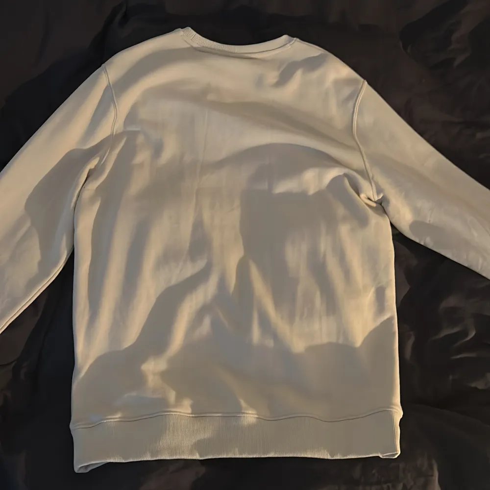 oanvänd lyle and scott sweatshirt för okej pris i storlek L Den är i färgen beige. Tröjor & Koftor.