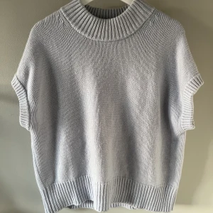 Soft Goat Tshirt ljusblå - Jättefin ljusblå soft goat tshirt i 100% kashmir. Köpt för ungefär ett år sedan men använt väldigt sällan eftersom att den varit för liten. Har endast tvättat den på kemtvätt och är därför i väldigt bra kvalitet! Tröjan finns ej kvar att köpa på hemsidan