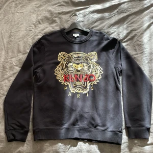 Limiterad Kenzo Sweatshirt - Nu säljer jag denna snygga Kenzo Sweatshirt som är Limited edition. Använt sparsamt, 9,5/10 i skick.  Storlek M  Nypris: 3.000:-