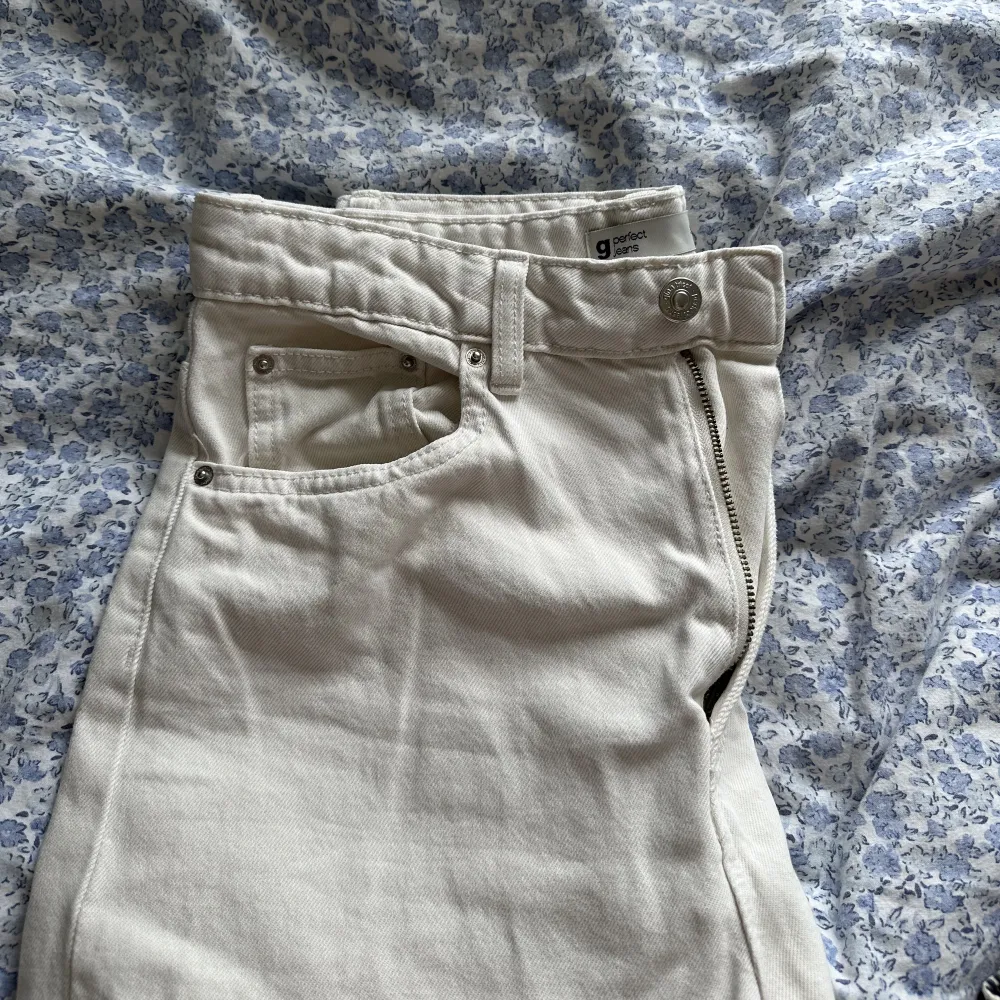 Vita jeans från Gina tricot. Högmidjade och lite större i benen. Säljer pga rensar garderoben.. Jeans & Byxor.