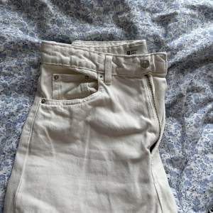 Vita jeans från Gina tricot. Högmidjade och lite större i benen. Säljer pga rensar garderoben.