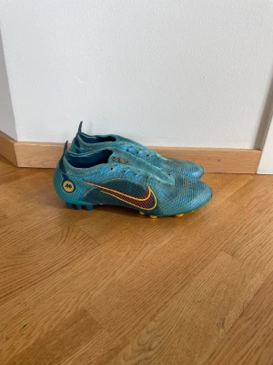 Nike Mercurial Vapor 14 Elite AG - Säljer mina fotbollsskor som har använts under denna säsong. De köptes nya från unisport för 2300 och säljer för att jag har köpt nya. Skriv för fler bilder!