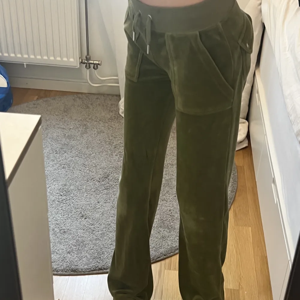  ett par gröna juicy couture byxor i storlek Xxs använda typ 2 gånger och är jätte fina men för mig har dom aldrig kommit till användning köpta för 1200. Jeans & Byxor.