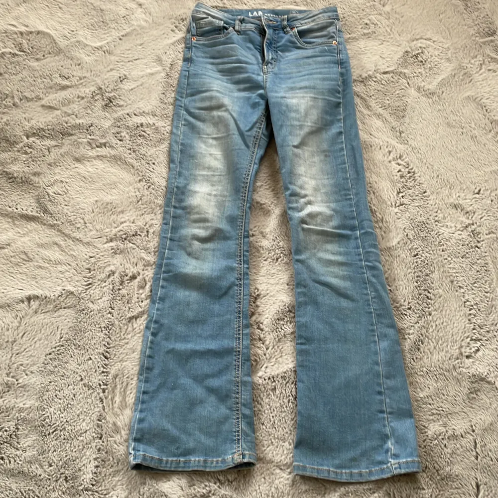 Ett par blåa fina bootcut jeans. Storlek 158. Jeans & Byxor.