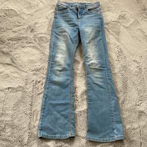Ett par blåa fina bootcut jeans. Storlek 158