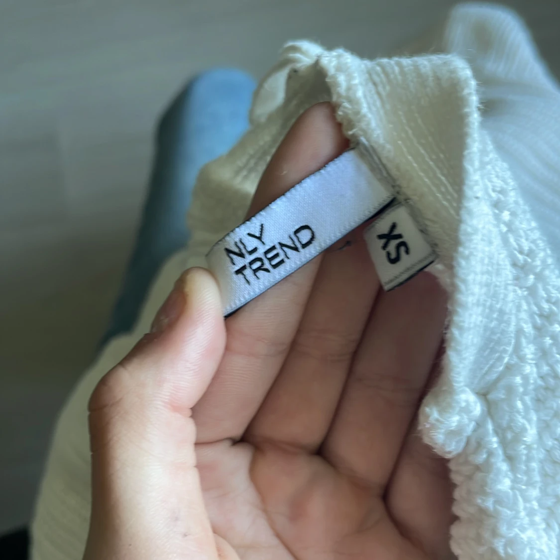 stickad tröja med kors i ryggen - 91