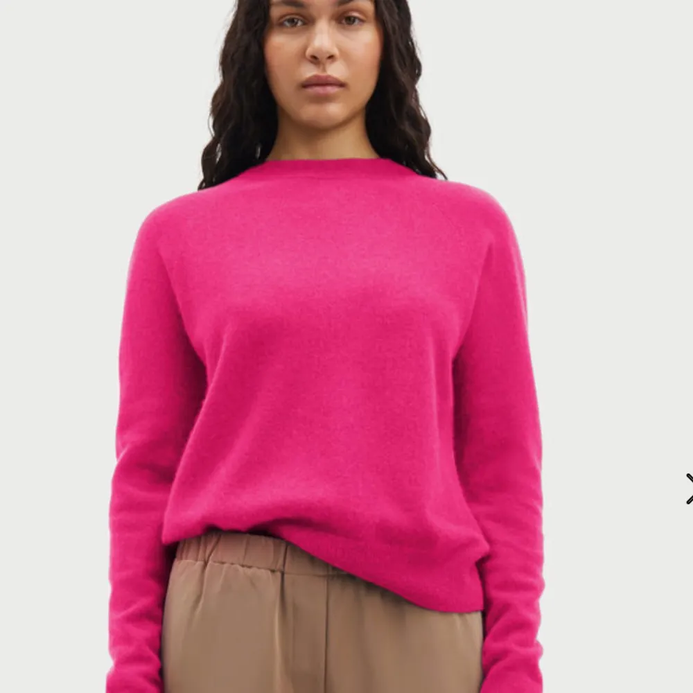 Superfin rosa stickad tröja från SAMSOE SAMSOE som köptes förra året, knappt använd så är i mycket bra skick. Storlek S men passar även XS och M. Nypris 1200kr. Skriv vid fler frågor💓💓. Stickat.