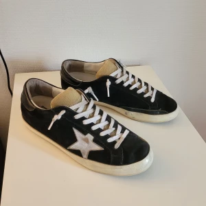 Golden Goose skor - Säljer nu mina riktigt feta svarta goolden goose! Använda men i fint skick cond 8/10 (se bild på undersida). Enbart skorna därav det låga priset! Hör av dig om du har minsta lilla fråga🙂
