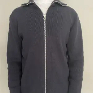 Ull tröja från Ljung. Nypris 1400kr Använd få gånger. Modellen är 187cm, 80kg Storlek large, passar medium.