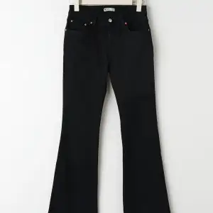Ett par svarta lowrise bootcut jeans Gina Tricot  Säljs för jag tycker dom är för korta Orginal pris 499 Använda fåtal gånger