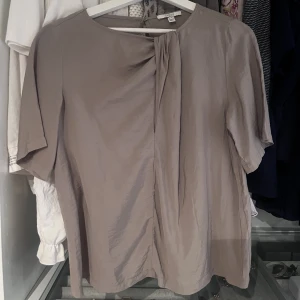 Beige blus - Säljer min beiga, knappt använda blus från dagmar. Älskar urringning!