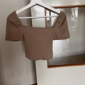 Topp - En fin brun topp från H&M. Aldrig använd och inga skador överhuvudtaget.