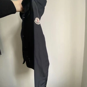 Moncler  - Säljer nu min fina moncler find jacka i Stl xs. Äkta såklart köpt på miinto.se  Den är i färgen marinblå/svart och är kroppsformad. Luvan kan man dra av också. Jackan är i ett jätte fint skick nästan aldrig använd häller. 