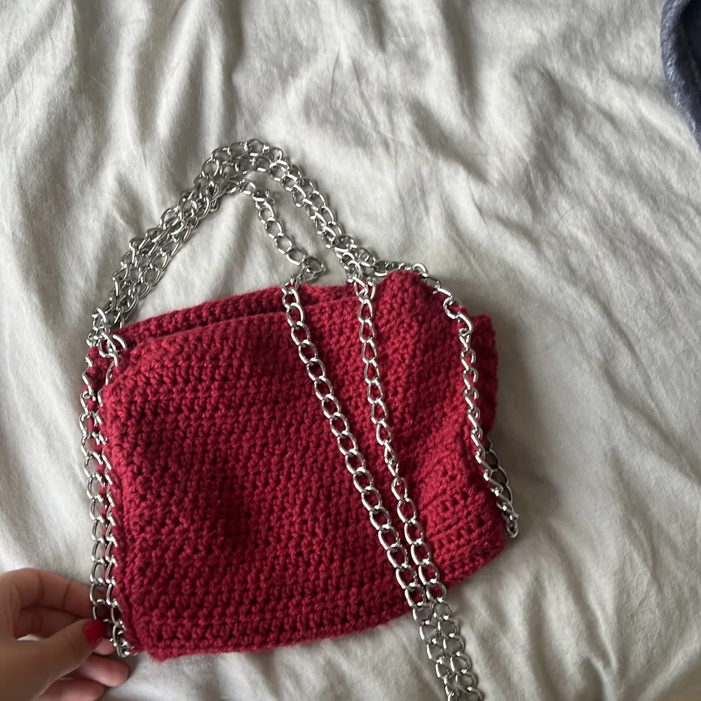 Virkad stella mccartney liknande väska! så fin röd färg 🥰virkad själv använder inte säljer drf 🥰600kr + frakt. Väskor.