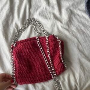 Virkad stella mccartney liknande väska! så fin röd färg 🥰virkad själv använder inte säljer drf 🥰600kr + frakt