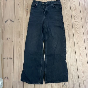 Svarta jeans  - Lite mer vida i benen än dom andra väldigt bra skick inga defekter 