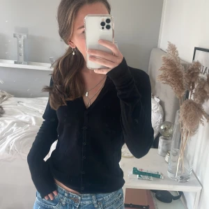 Svart kofta  - Sjukt fin kofta från märket saint tropez!🙌🏽