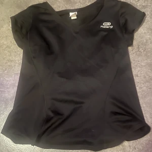 Svart träningstshirt - Säljer denna T-shirt då ja växt ur den men den e i bra skick 