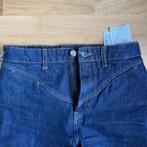 Midwaist jeans med sömndetalj. Är 178 cm, använda 2-3 gånger.