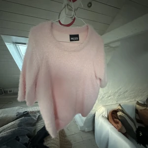 Gullig topp - Skit gullig Lurvug topp. Den har en rosa färg och är så gullig och skön. Den är aldrig använd och därför säljer jag den. Pris kan diskuteras❤️❤️