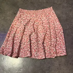 Nästan aldrig använt denna kjol men den e väldigt gullig o bra skick 