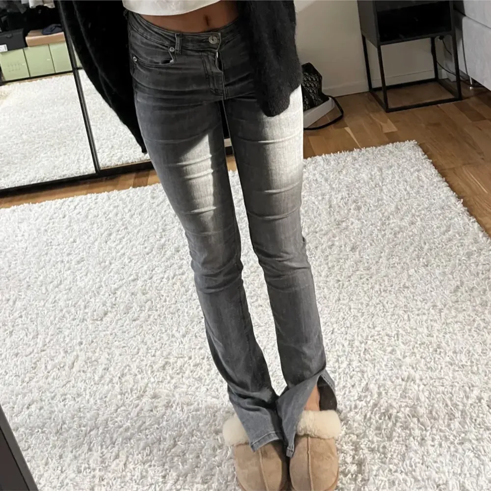 Super fina gråa jeans från zara, använd några gånger, har klippt av ca 2 cm längst ner för att de var för långa på mig som är 162❤️ (lånade bilder). Jeans & Byxor.