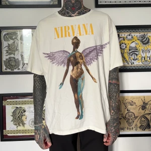 Nirvana vintage (?) - Single stitched, dock osäker ändå ifall det är en gammal eller inte. Därav priset (kan vara en guldgruva men jag orkar inte bry mig). (Skippa alla 1000 frågor för att sen strunta i köpet. Köp nu eller inte alls, slösa inte min tid tack! Jag möts inte läng