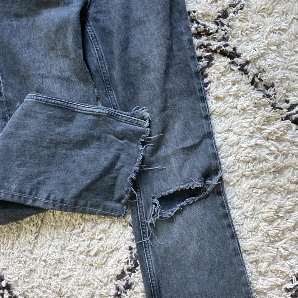 Ett par jeans med hål i från gina lågmidjade och flared!💞💞köpta för 499 men säljer för 200!💘. Jeans & Byxor.