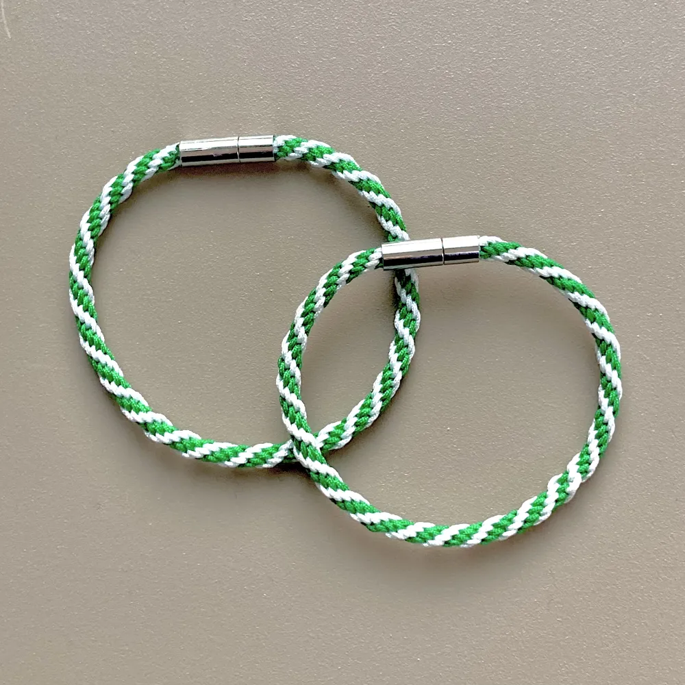 Fina Hammarby support armband fina vid alla tillfällen! Stolek kan ändras vid förfrågan !  . Accessoarer.