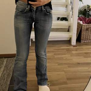 Lågmidjade bootcut jeans från Diesel i toppskick, köpta på Plick men de var för små för mig. Midjemått tvärs över 35 cm, innerbenslängd 76 cm. Bilder lånade från förra ägaren 💓👖🛍️ PRIS KAN DISKUTERAS VID SNABB AFFÄR